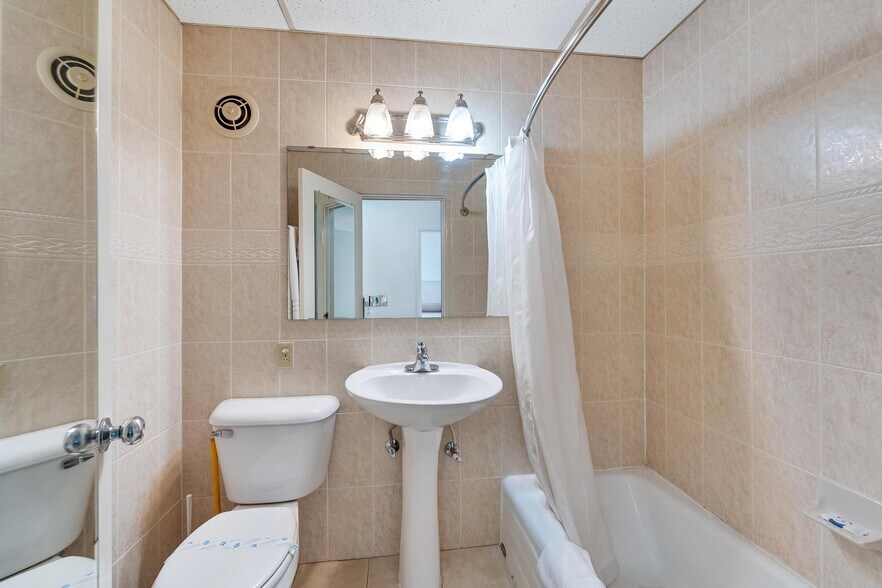 More Photos Of 423 W Main St, Vernal Hotel For Sale