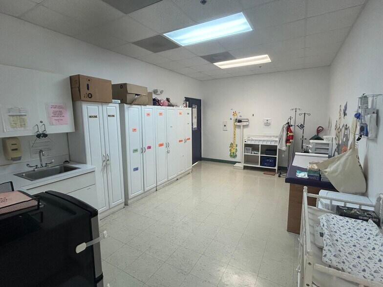 More Photos Of 2364 Drew St, Clearwater Medical For Sale