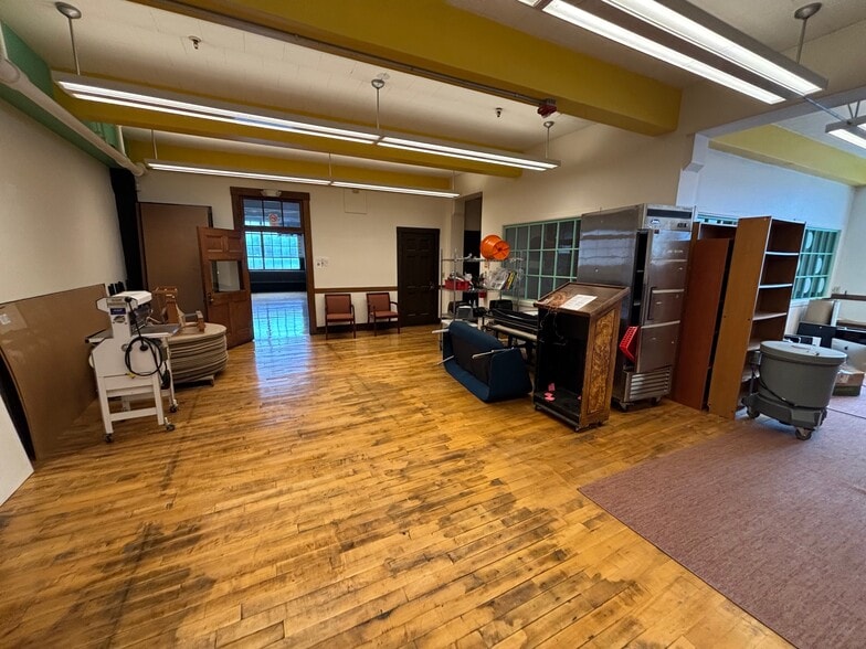 More Photos Of 92 Race St, Holyoke Bar For Lease