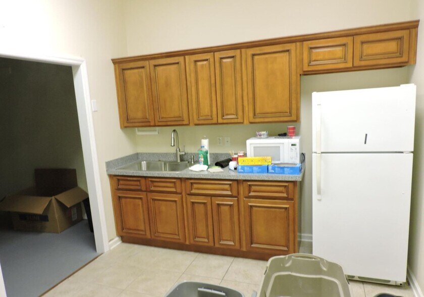 More Photos Of 1635 Farm Way, Middleburg Warehouse For Sale