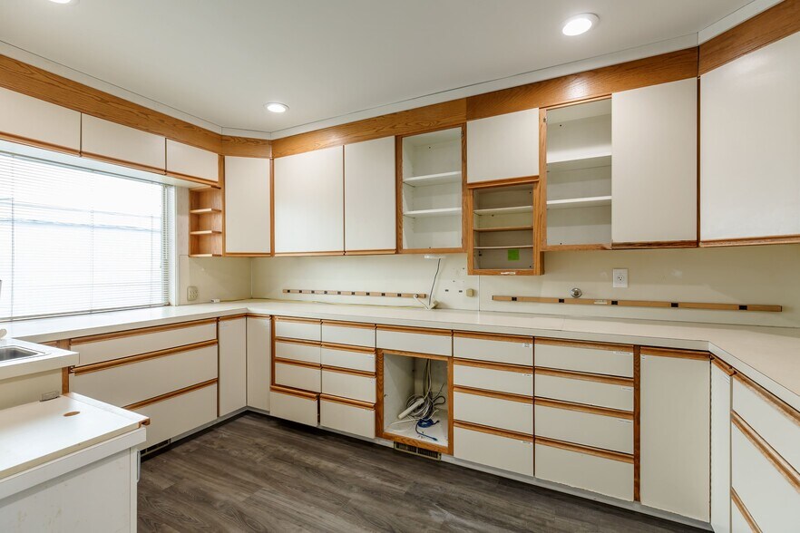 More Photos Of 12850 SW Canyon Rd, Beaverton Medical For Lease