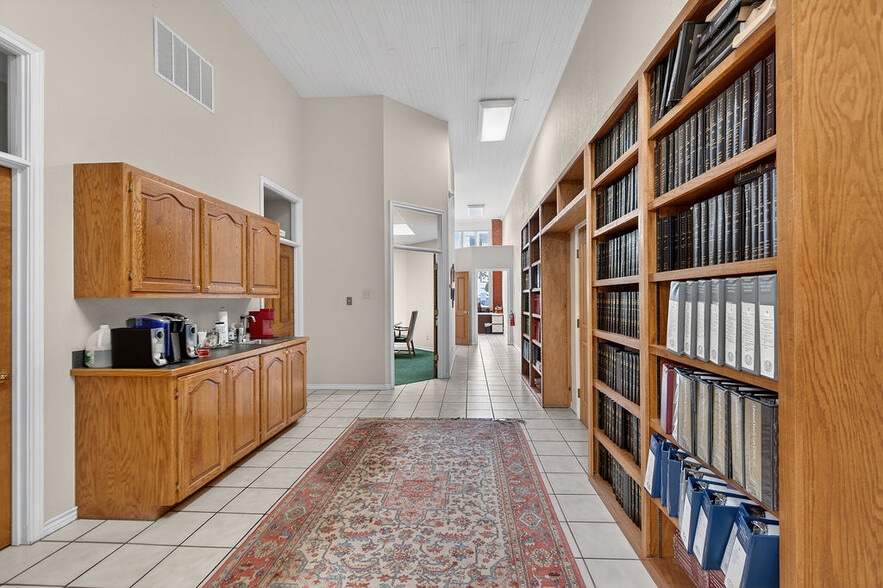 More Photos Of 110 E Corsicana St, Athens Office For Sale