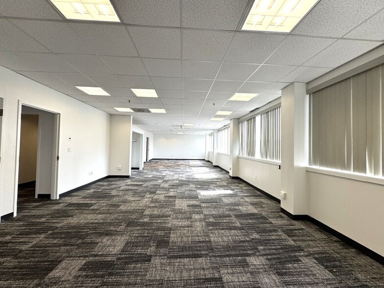 More Photos Of 4 Betty St, Everett Flex For Lease