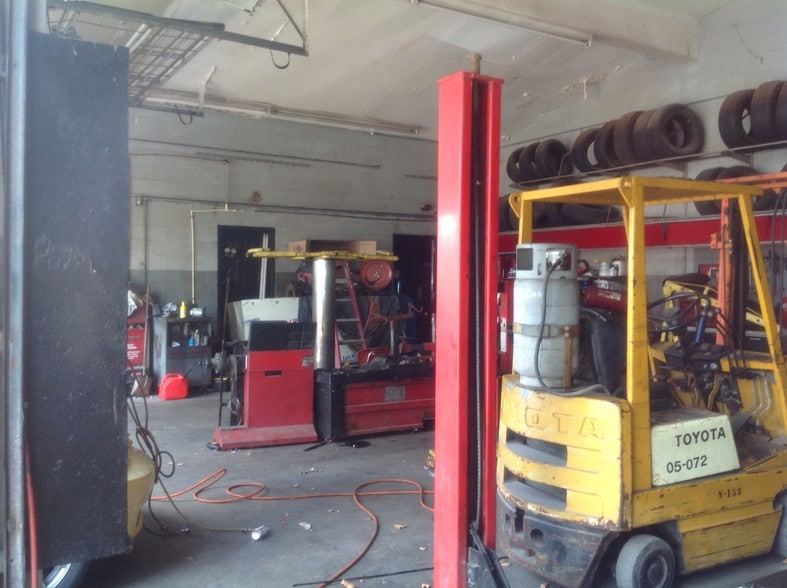 More Photos Of 2303 N Main St, Houston Service Station For Sale