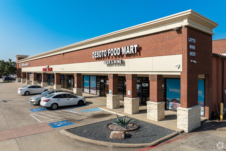 More Photos Of 901 N Polk St, DeSoto General Retail For Lease