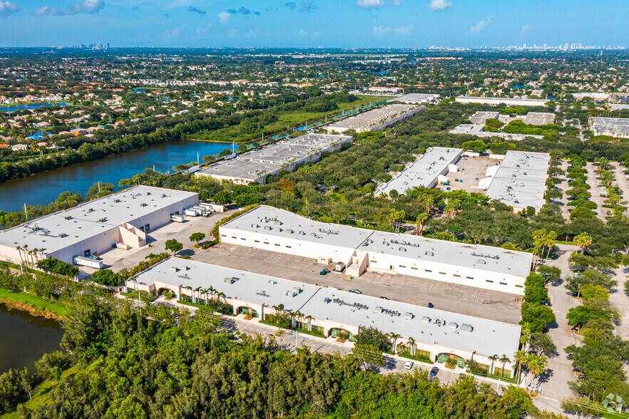 More Photos Of 2906-2990 Executive Way, Miramar Office For Lease