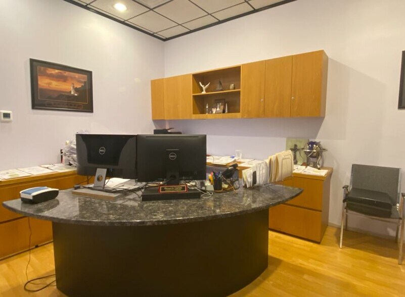 More Photos Of 77 Gazza Blvd, Farmingdale Showroom For Sale