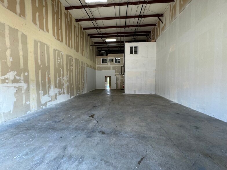 More Photos Of 189 Poplar Pl, North Aurora Warehouse For Lease