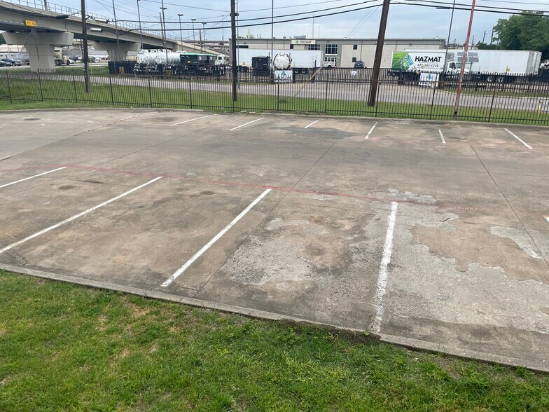 More Photos Of 2600 Northaven Rd, Dallas Warehouse For Lease
