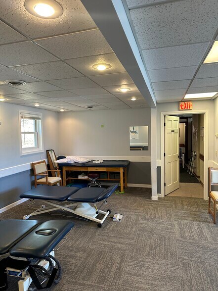More Photos Of 40 S River Rd, Bedford Medical For Lease