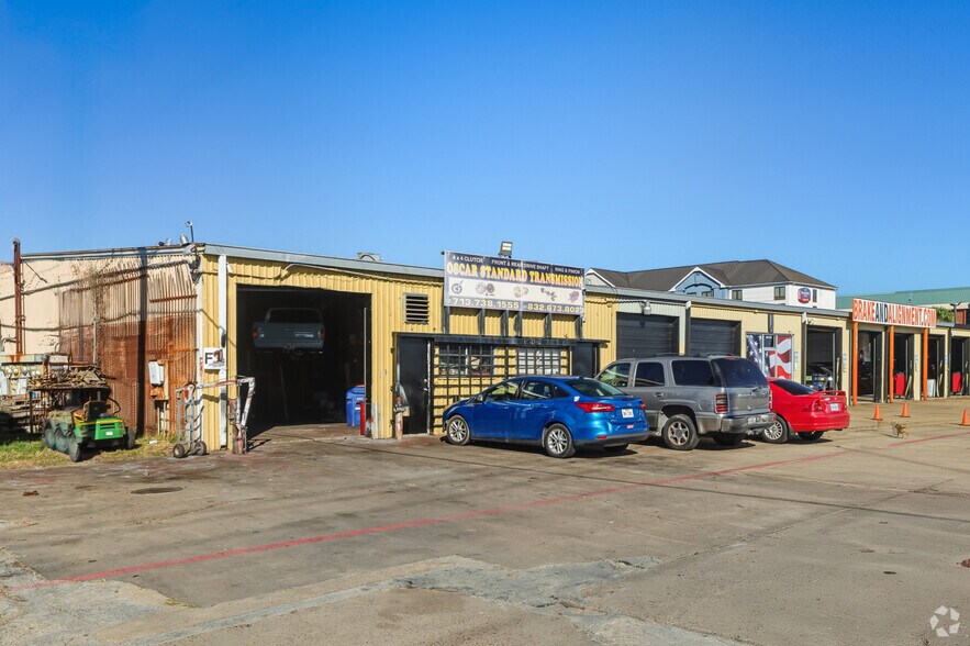 More Photos Of 9125 Airport Blvd, Houston Warehouse For Lease