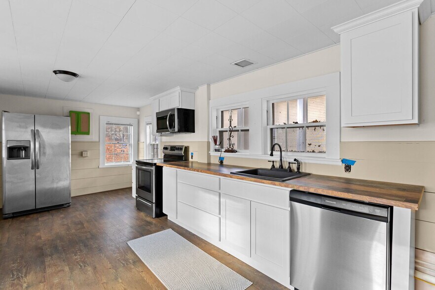 More Photos Of 80 Lafayette Rd, Hampton Falls Freestanding For Sale