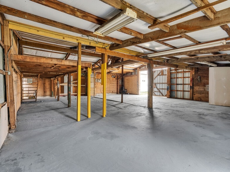 More Photos Of 2002 W Highway 6, Alvin Office For Sale