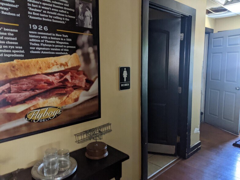 More Photos Of 2515 Far Hills Ave, Oakwood Restaurant For Lease