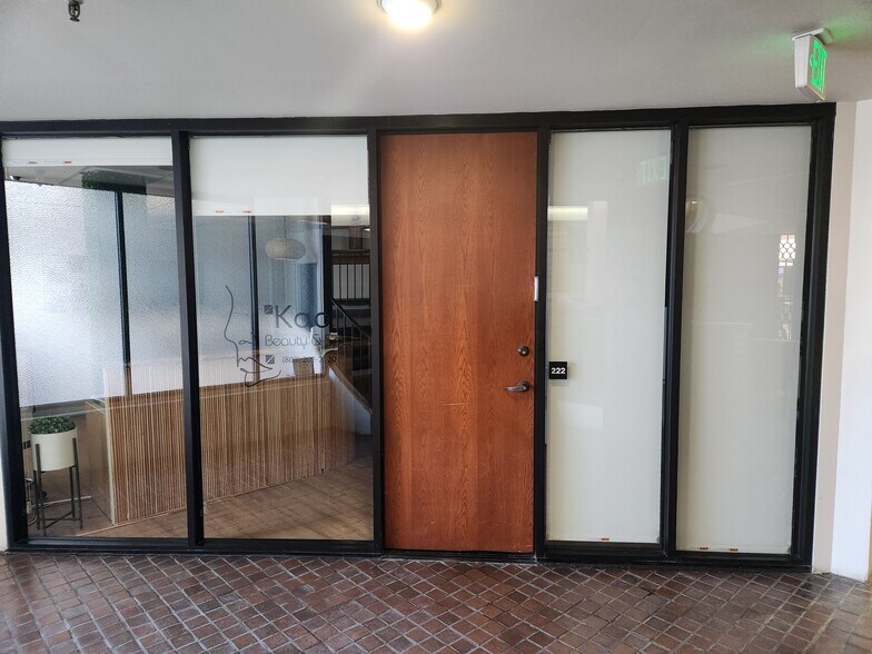 More Photos Of 438-444 Hobron Ln, Honolulu Office For Sale