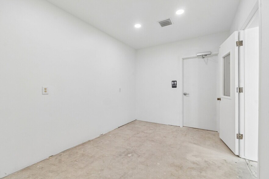 More Photos Of 1956 Kingsley Ave, Orange Park General Retail For Sale