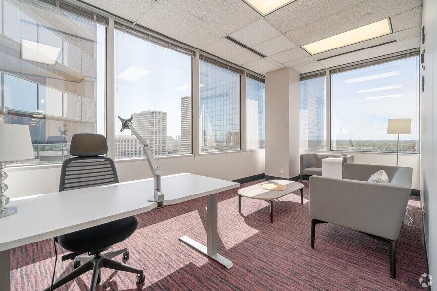 More Photos Of 12 Greenway Plz, Houston Coworking Space