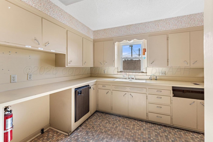More Photos Of 206 S Bliss Ave, Dumas Office For Sale
