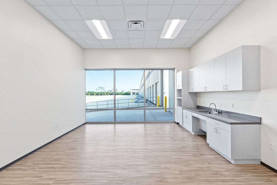 More Photos Of I-10 East & Sjolander Rd, Baytown Unknown For Lease