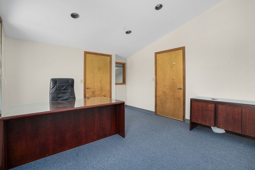 More Photos Of 24 Salt Pond Rd, Wakefield Medical For Sale