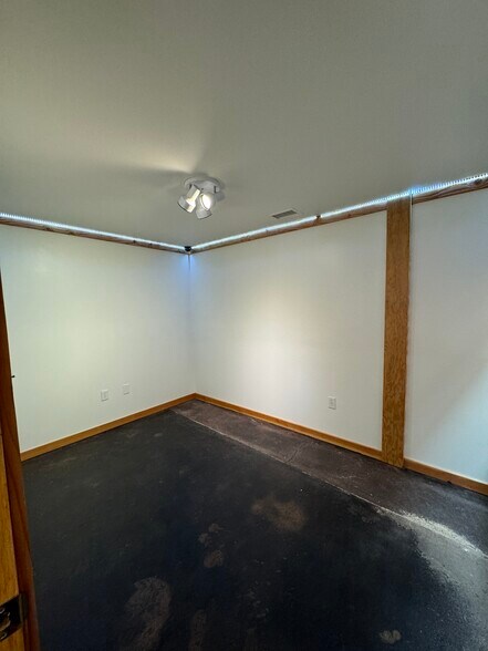 More Photos Of 4834 Vicksburg St, Dallas Manufacturing For Lease