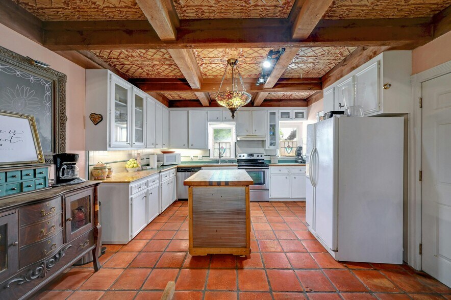 More Photos Of 23351 Ranch to Market 150 rd, Driftwood Specialty For Sale