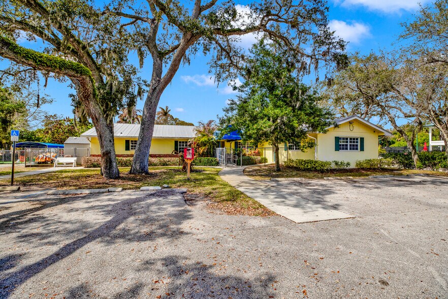 Primary Photo Of 1285 6th Ave, Vero Beach General Retail For Sale