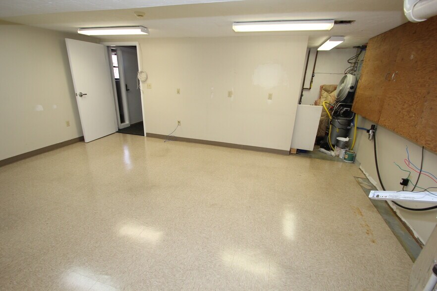 More Photos Of 87 Main St, North Reading Light Manufacturing For Sale