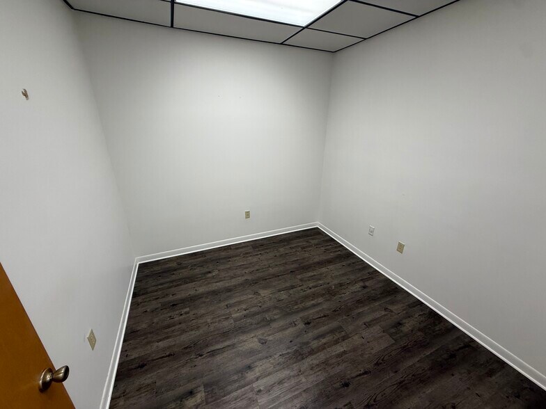 More Photos Of 1535 N Cogswell St, Rockledge Warehouse For Lease