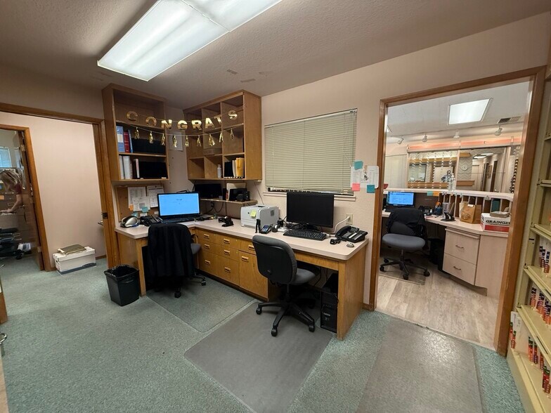 More Photos Of 1390 W H St, Oakdale General Retail For Lease