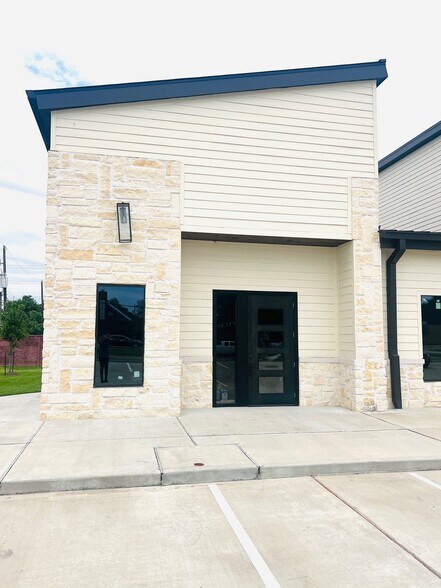 More Photos Of 317 W San Augustine St, Deer Park Office For Lease