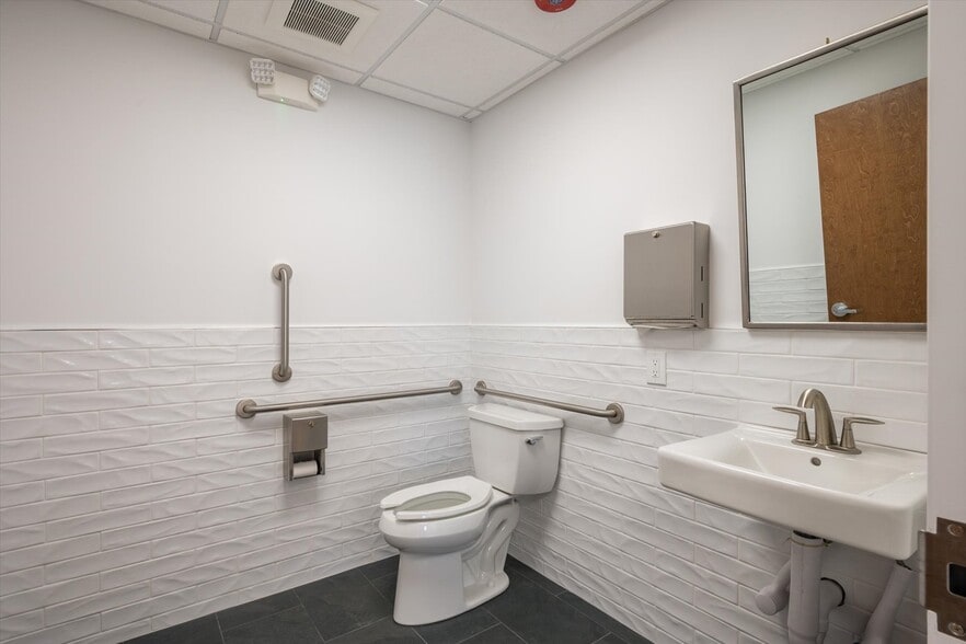 More Photos Of 25 Willowdale Ave, Port Washington Office For Sale