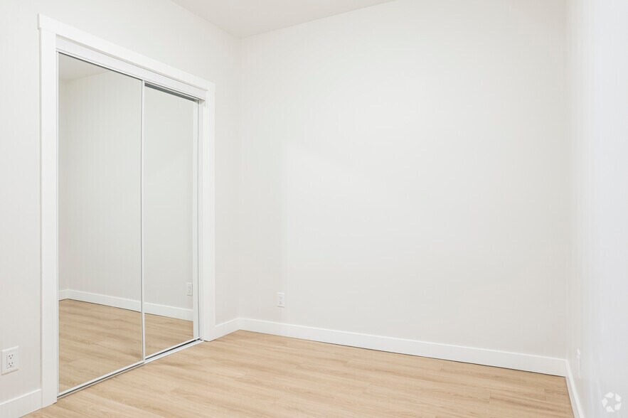 More Photos Of 909 5 Av SW, Calgary Apartments For Lease