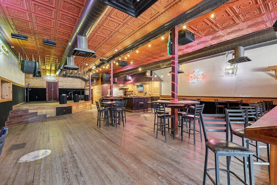 More Photos Of 113 N Main St, Moulton Bar For Sale