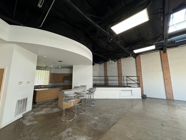 More Photos Of 2919 Canton St, Dallas Light Manufacturing For Sale