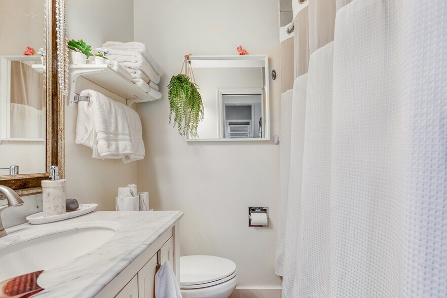 More Photos Of 2814 3rd Av W, Vancouver Hospitality For Sale