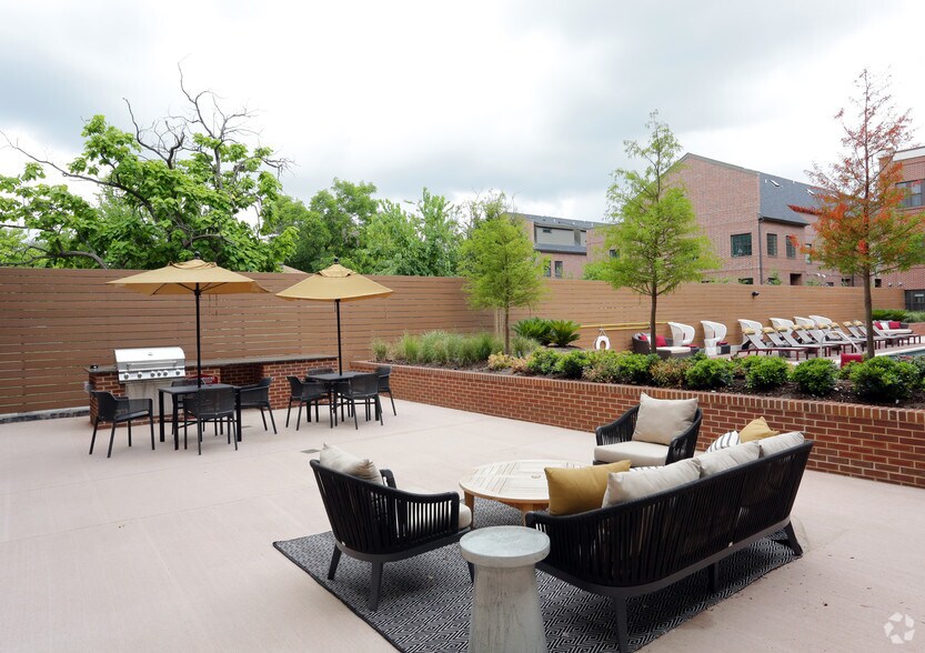 More Photos Of 195 W Davis St, Dallas Apartments For Lease