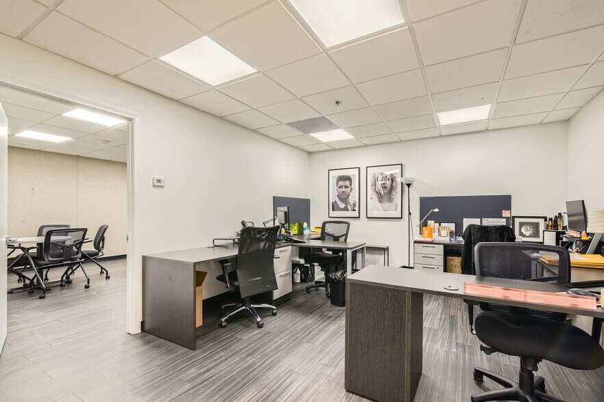 More Photos Of 271-285 E Helen Rd, Palatine Light Distribution For Sale