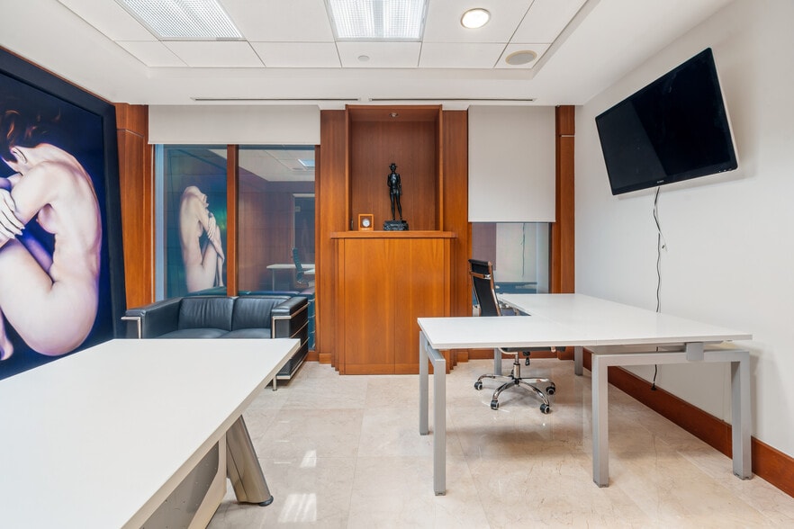 More Photos Of 1110 Brickell Ave, Miami Office For Sale
