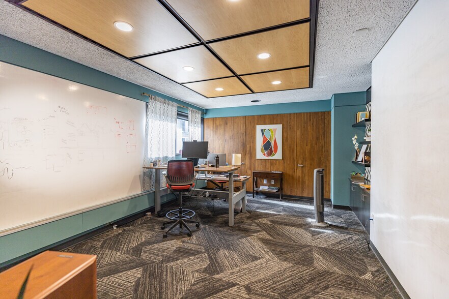 More Photos Of 402-404 E 4th St, Waterloo Office Residential For Sale