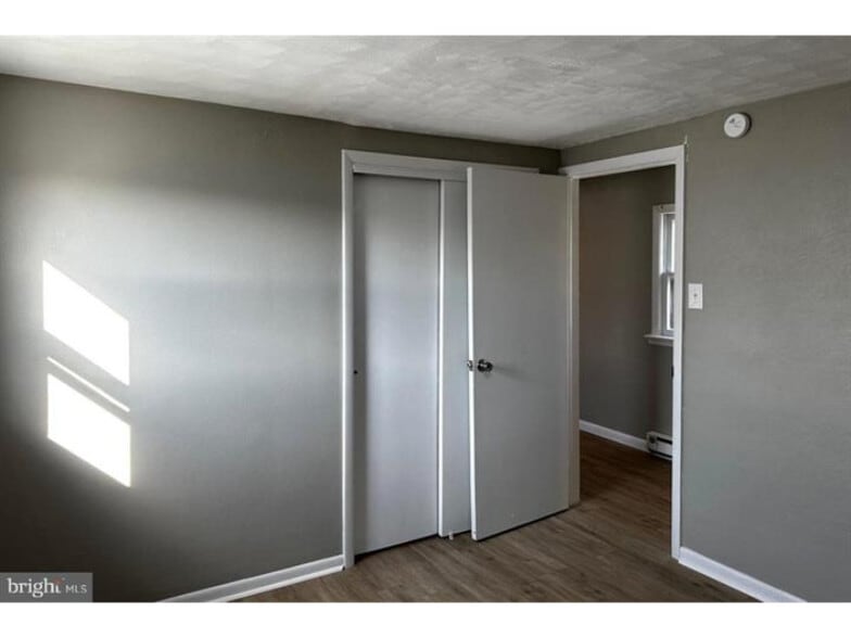 More Photos Of 326 E Broadway, Red Lion Flex For Sale