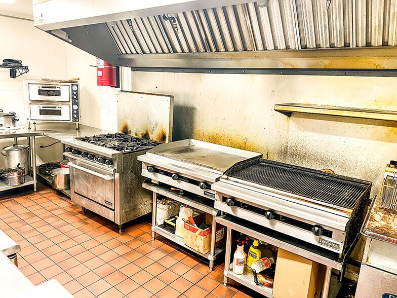 More Photos Of 1507 Chestnut St, Bastrop Freestanding For Lease