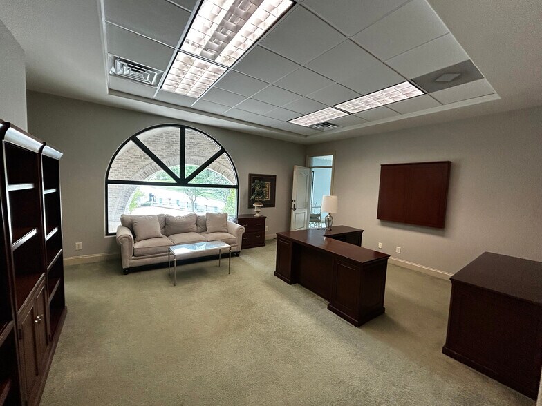 More Photos Of 630 Kennesaw Due West Rd, Kennesaw Office For Sale
