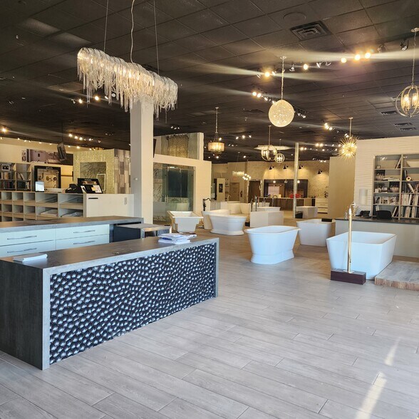More Photos Of 15250 N Hayden Rd, Scottsdale Showroom For Sale