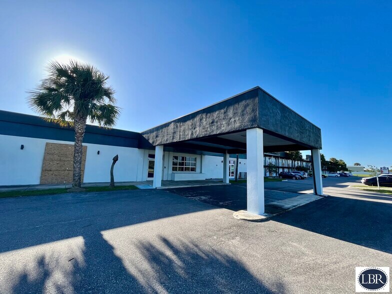More Photos Of 4700 Dixie Hwy NE, Palm Bay General Retail For Lease