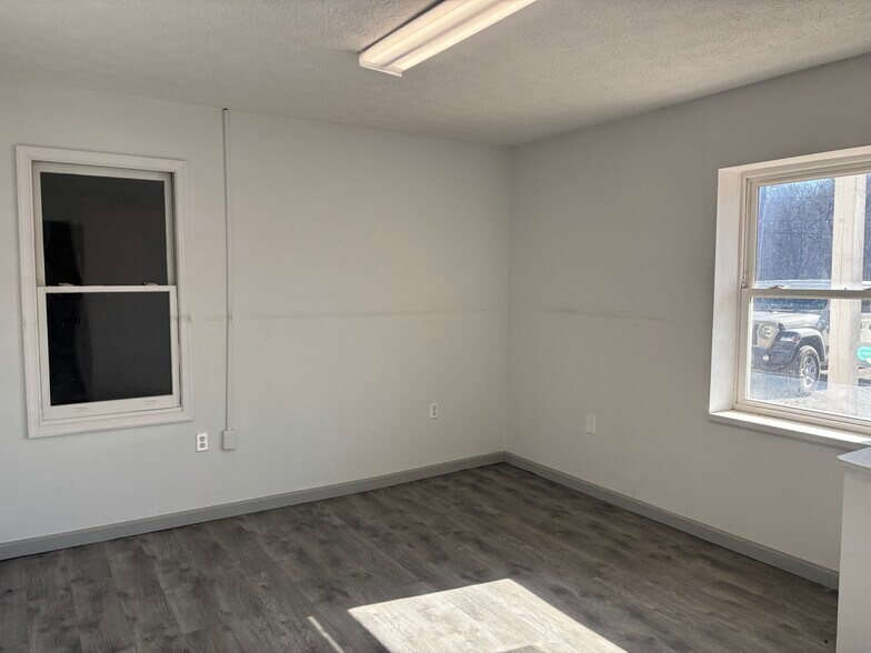 More Photos Of 835-839 Orange St, Bedford Light Distribution For Lease