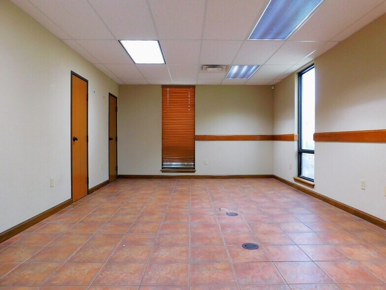 More Photos Of 720 SW F Ave, Lawton Manufacturing For Sale
