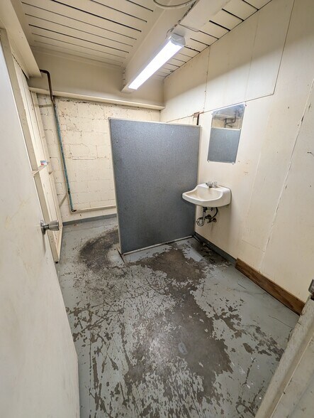 More Photos Of 192-212 Mohonua Pl, Honolulu Warehouse For Lease