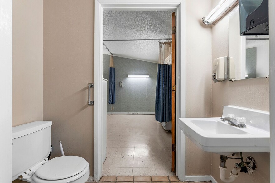 More Photos Of 510 E Bonham St, Jefferson Medical For Sale