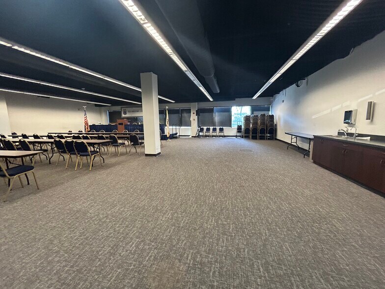 More Photos Of 1300 Higgins Rd, Park Ridge Office For Sale